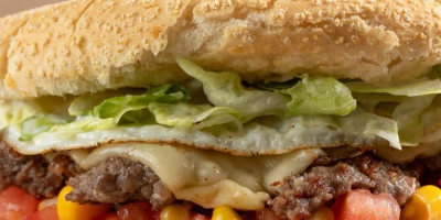 Xis salada aberto, com carne, ovo, milho e salada